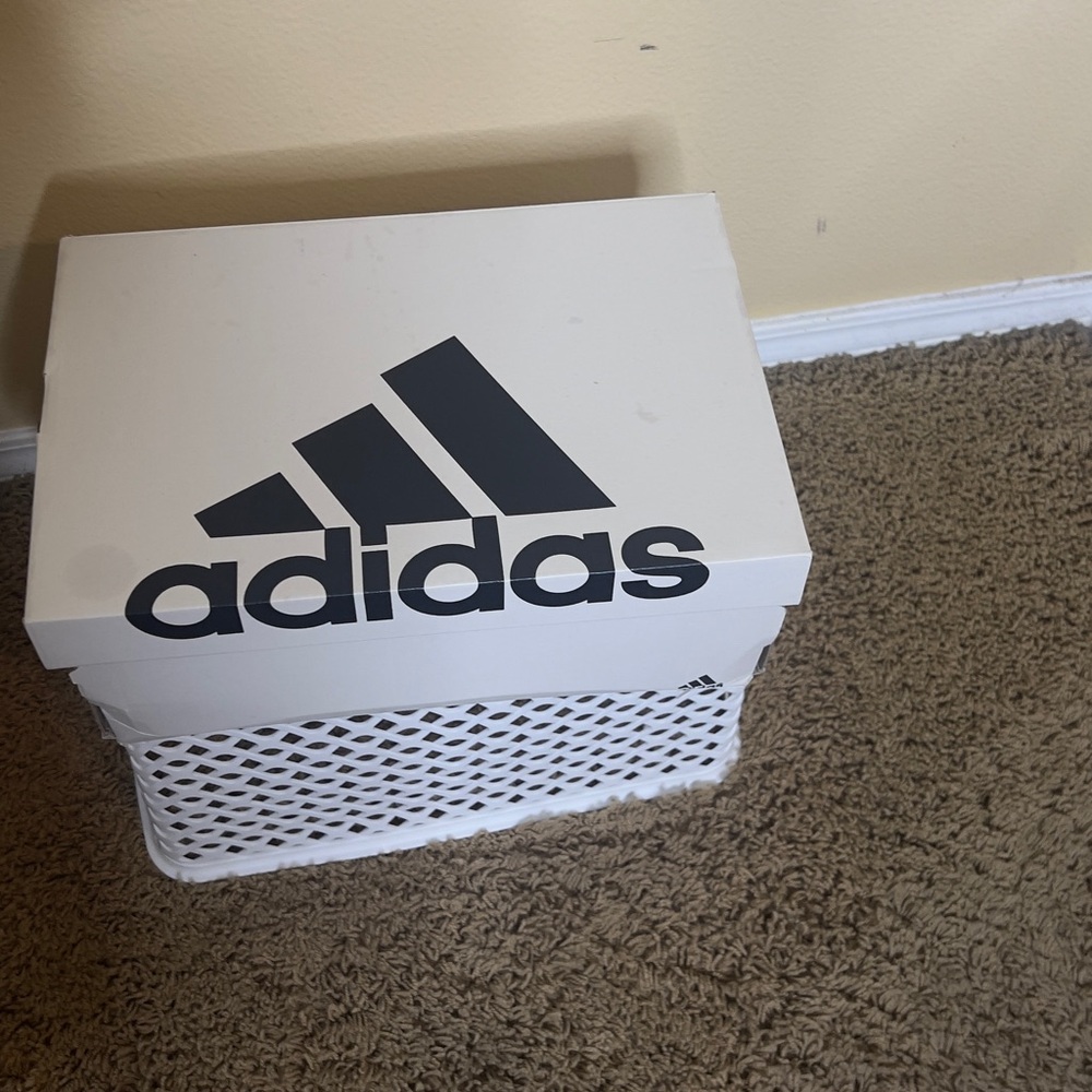 Adidas Sneakers 👟, Brand new with tags and box, color white, size 7.